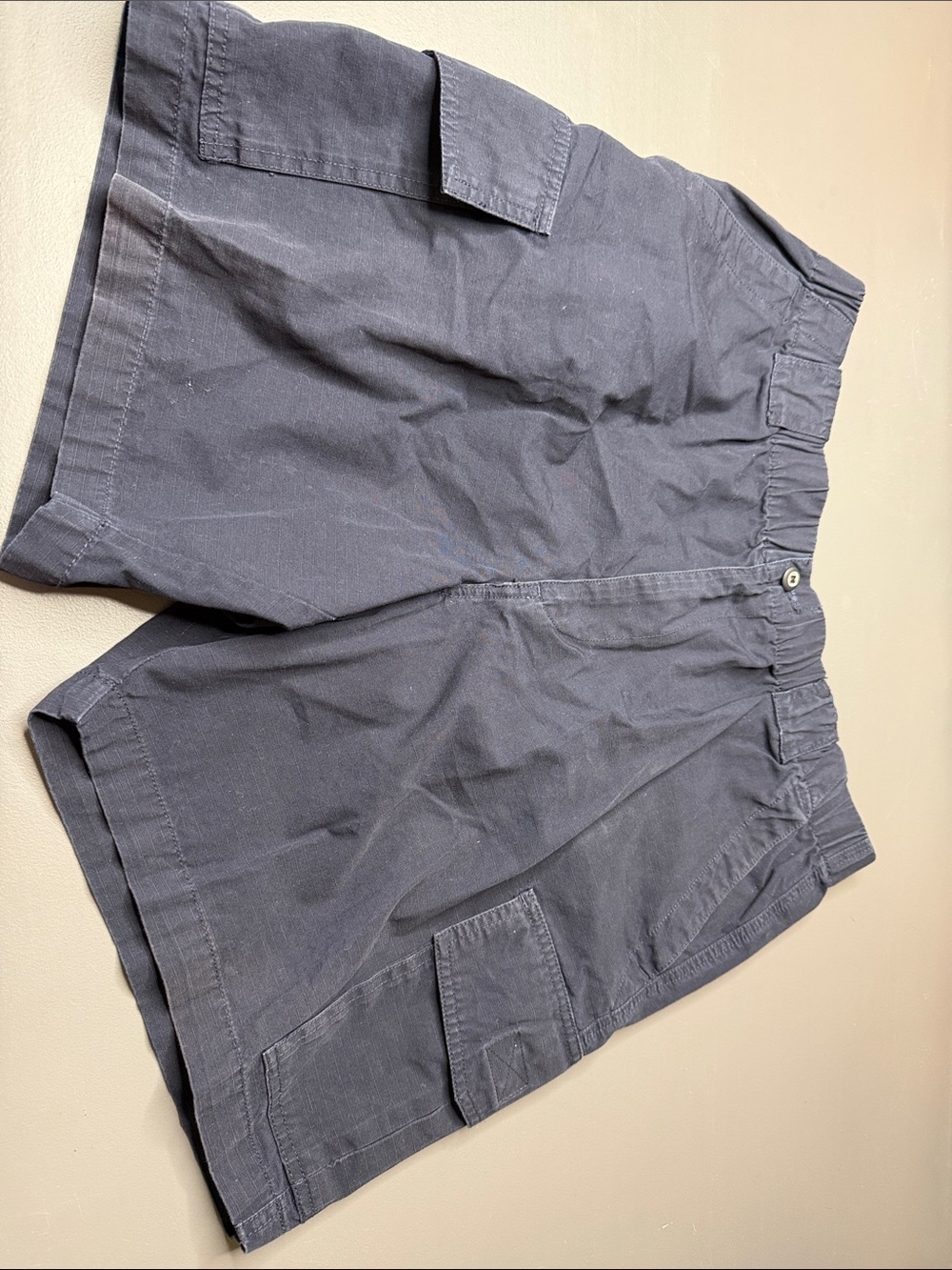 Men’s Kirkland Signature Navy Cargo Shorts. Size: large